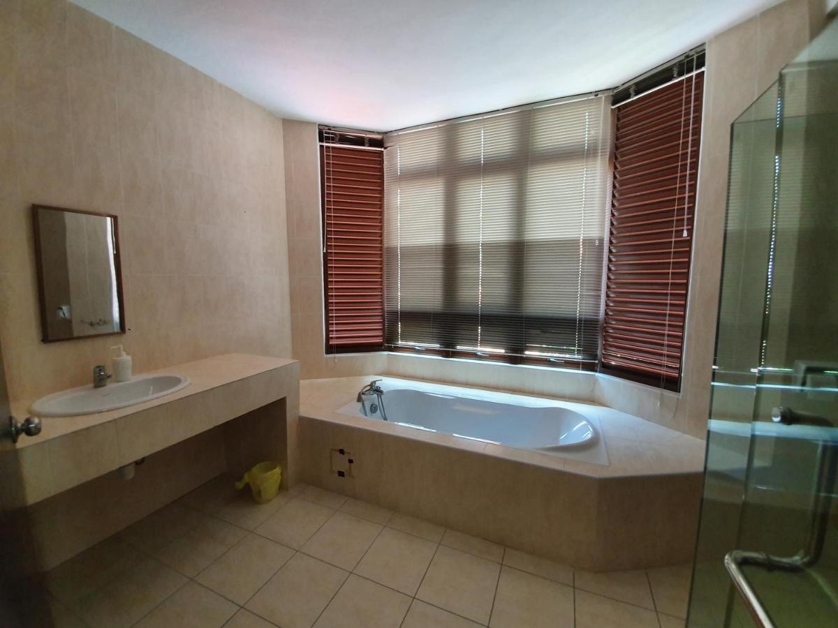 Eden Cosy Living Apartment บาตูเฟอริงกี ภายนอก รูปภาพ